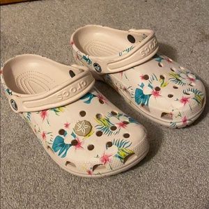 women’s crocs size 7